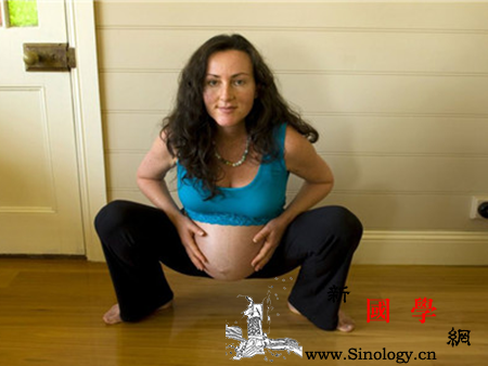 孕妇可以深蹲吗适合孕妇的运动有哪些_看着-蹲下-分娩-扶着-