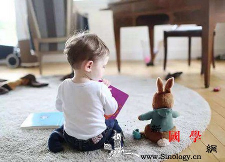 宝宝爱撕书我要不要阻止？_碎碎-手部-动作-妈妈-