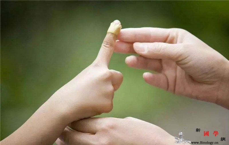 孩子受伤了家长如何安抚_划破-关爱-受伤-父母-