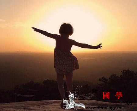 家长跟孩子说话的小技巧_家长-父母-语言-吃糖-