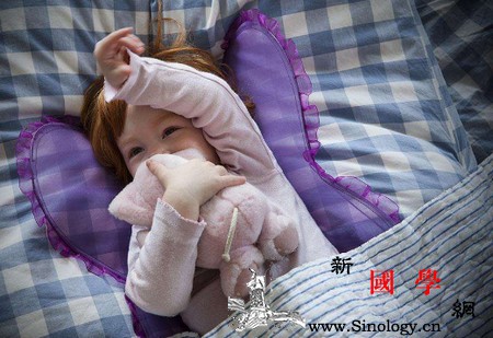 宝宝喜欢找别人要吃的该怎么办？_伸手-习惯-东西-宝宝-