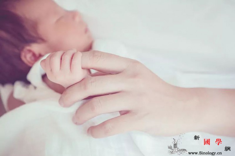 你家宝宝粘人吗？为什么会特别粘人？_焦虑-幼儿园-分离-离开-