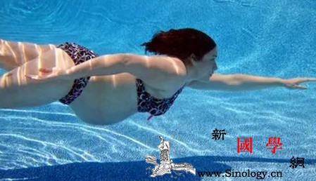 孕妇游泳有哪些注意事项？!_防滑-水温-孕妇-游泳-