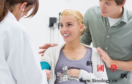 老公陪你产检时做了这些事说明你没有嫁错人_检查室-陪你-打破砂锅问到底-妻子-