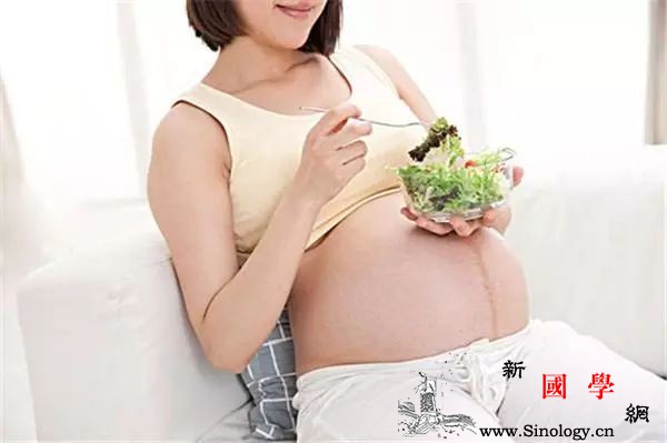 怀胎7个月孕妇拍孕姿照却导致宝宝早产了.._摄影棚-准妈妈-宝宝-怀胎-