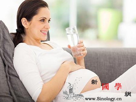 怀孕后孕妈喝水有讲究准妈妈们别大意！_孕期-缺水-胎儿-饮水-